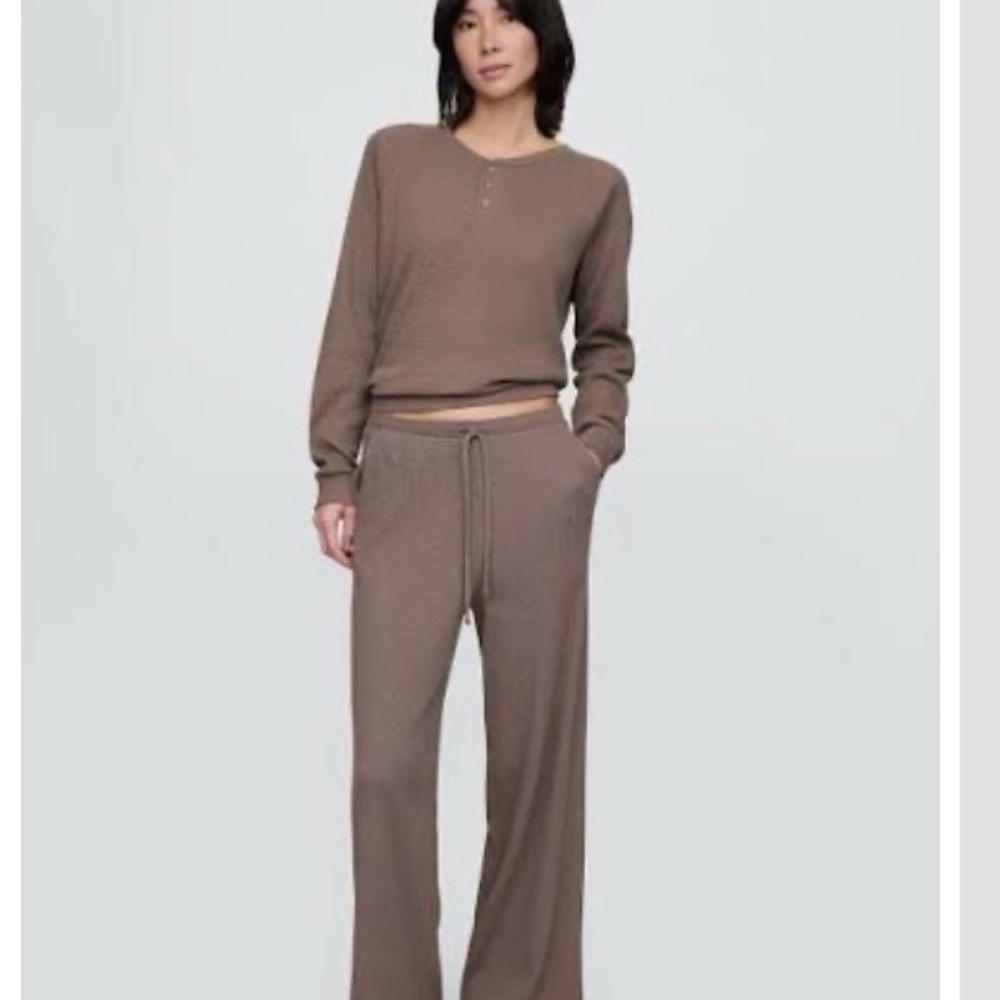 GapBody Two Piece Pajama Set in “Plymouth Rock Brown”. Size Small